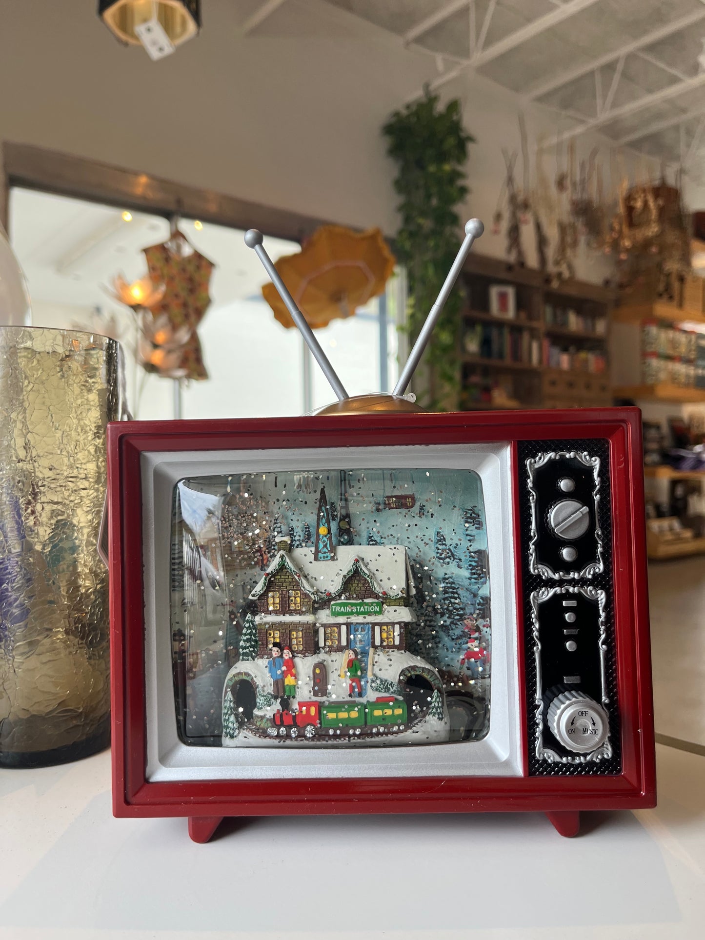 6.5” LED Swirl Train TV Station