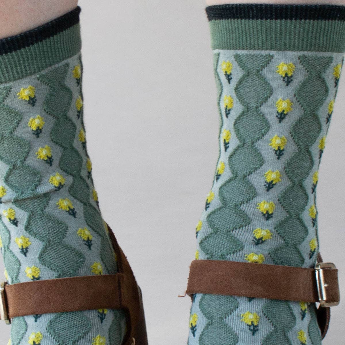 Little Daisy Diamond Shape Socks: Warm Sage